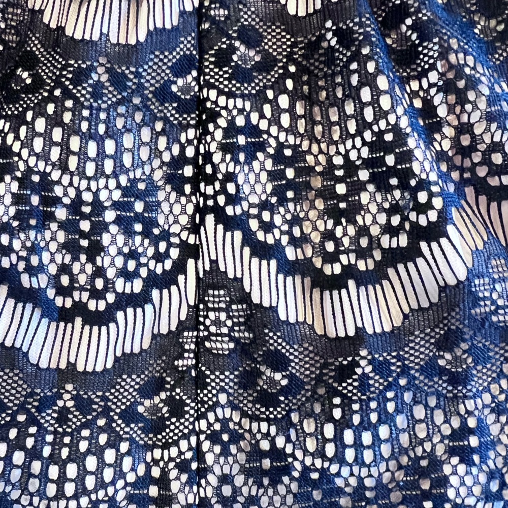 Skies Are Blue Black & Cream Lace Peplum Top Sz Small - Picture 11 of 13